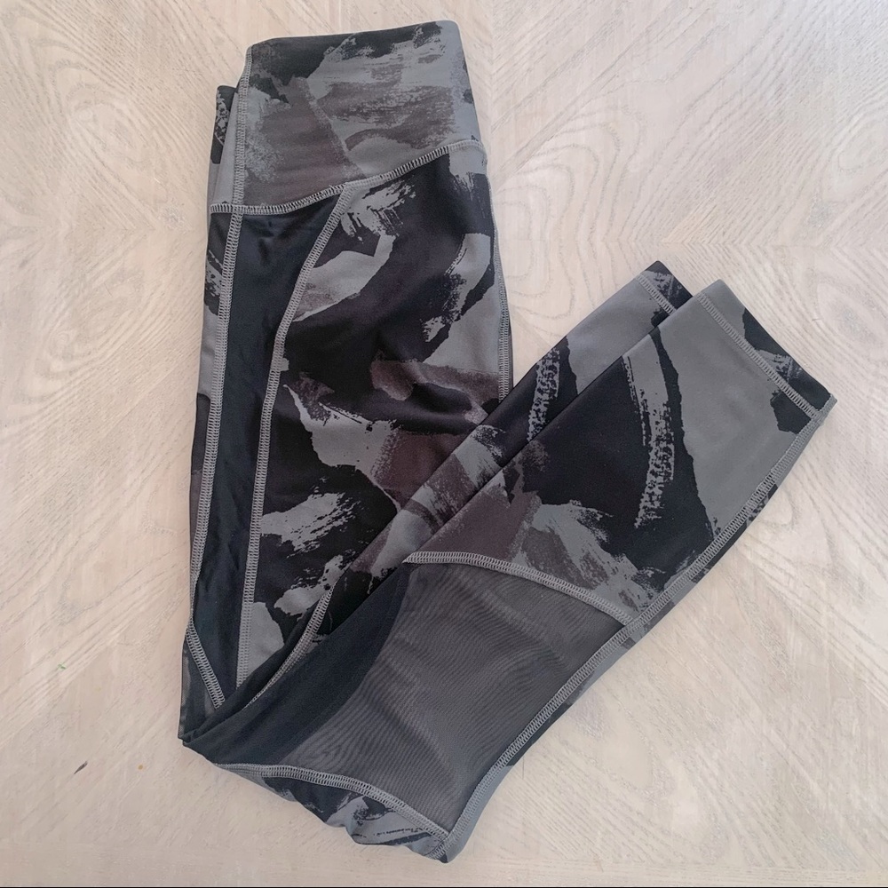 Under Armour Compression Leggings HEATGEAR black and grey print size small.